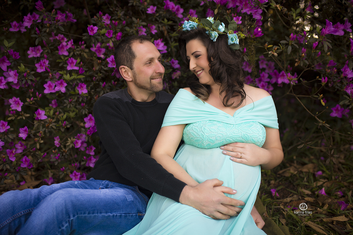 os pais se olham pra as fotos de gestante externas