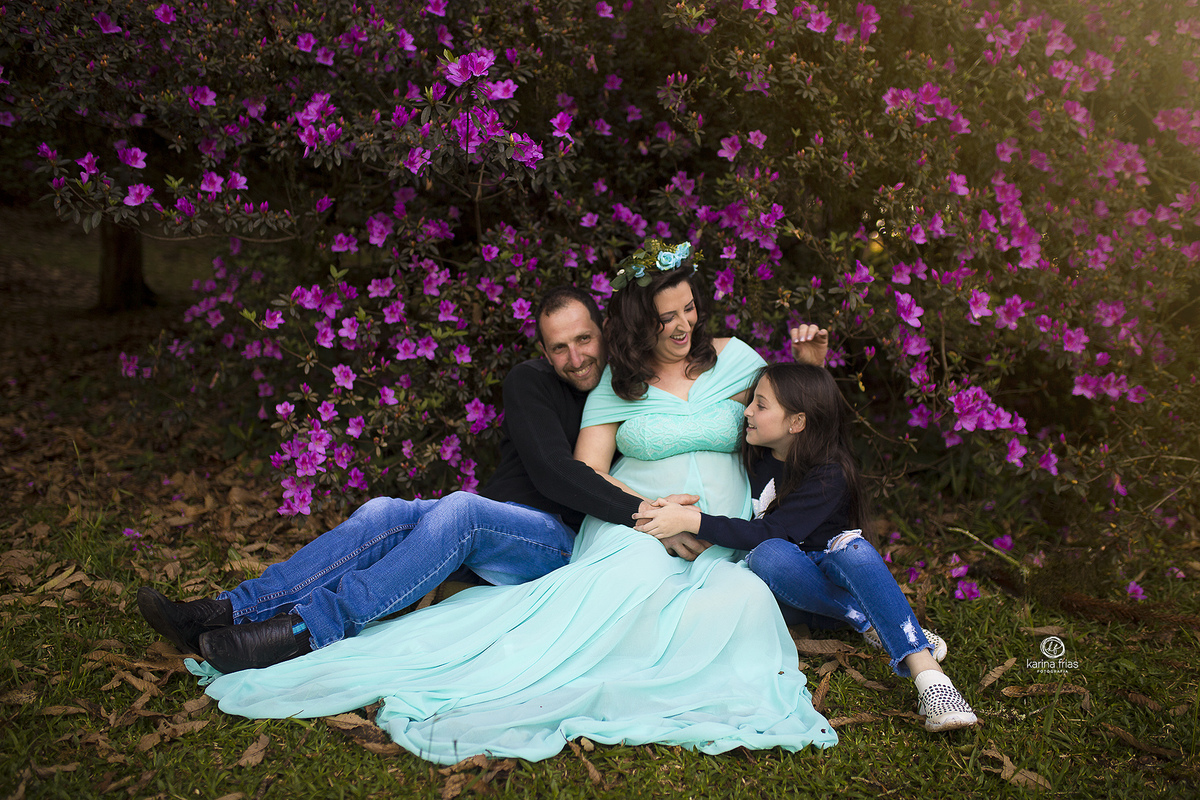 a familia se olha no ensaio externo de gestante