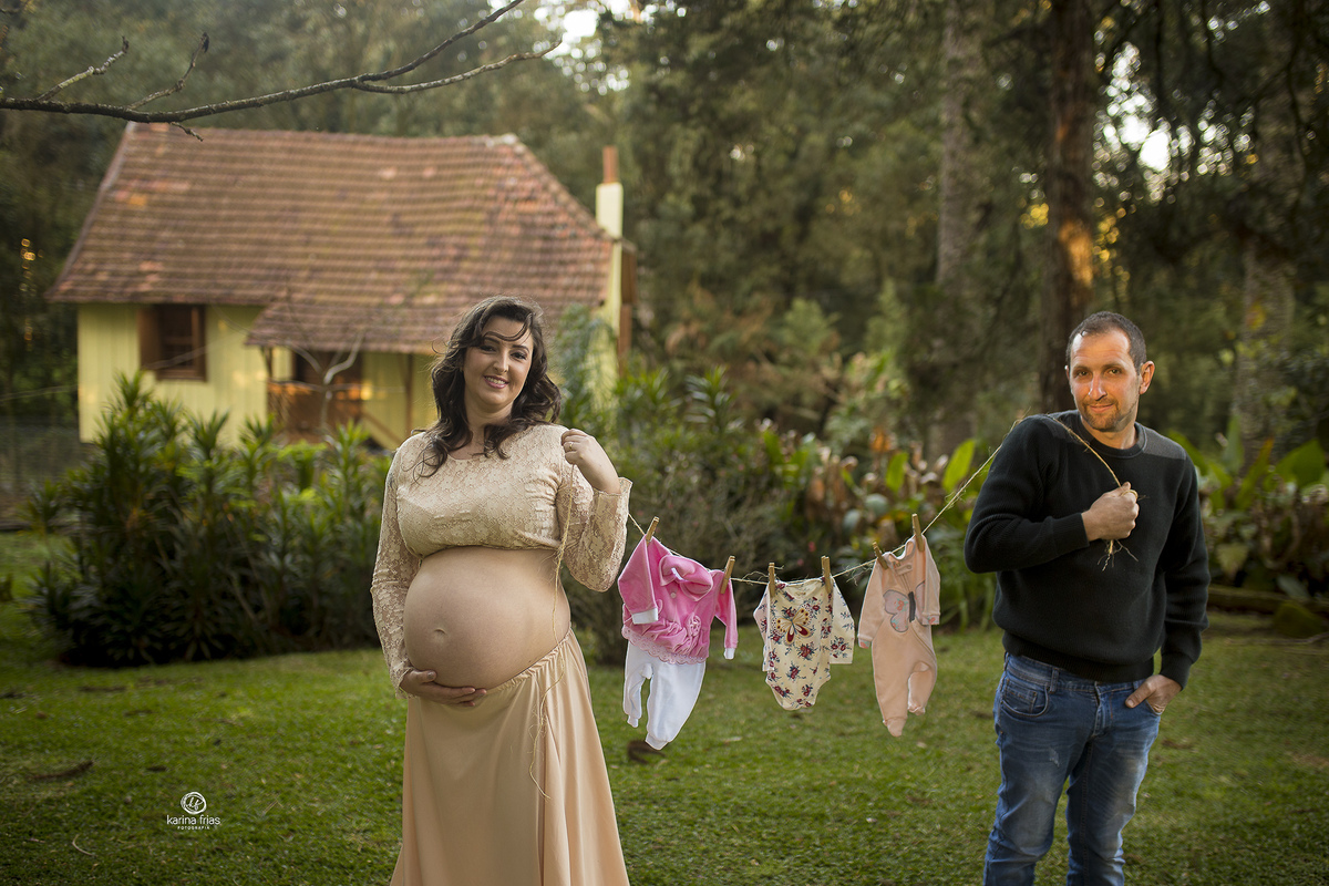 no ensaio de gestante externo utilizamos as roupinhas da bebe como acessórios