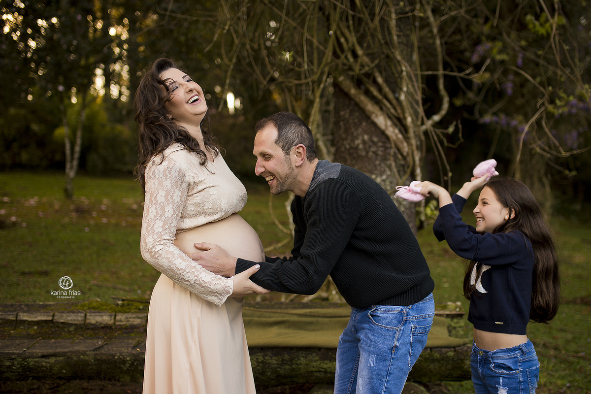 a familia se diverte durante ensaio externo de gestante