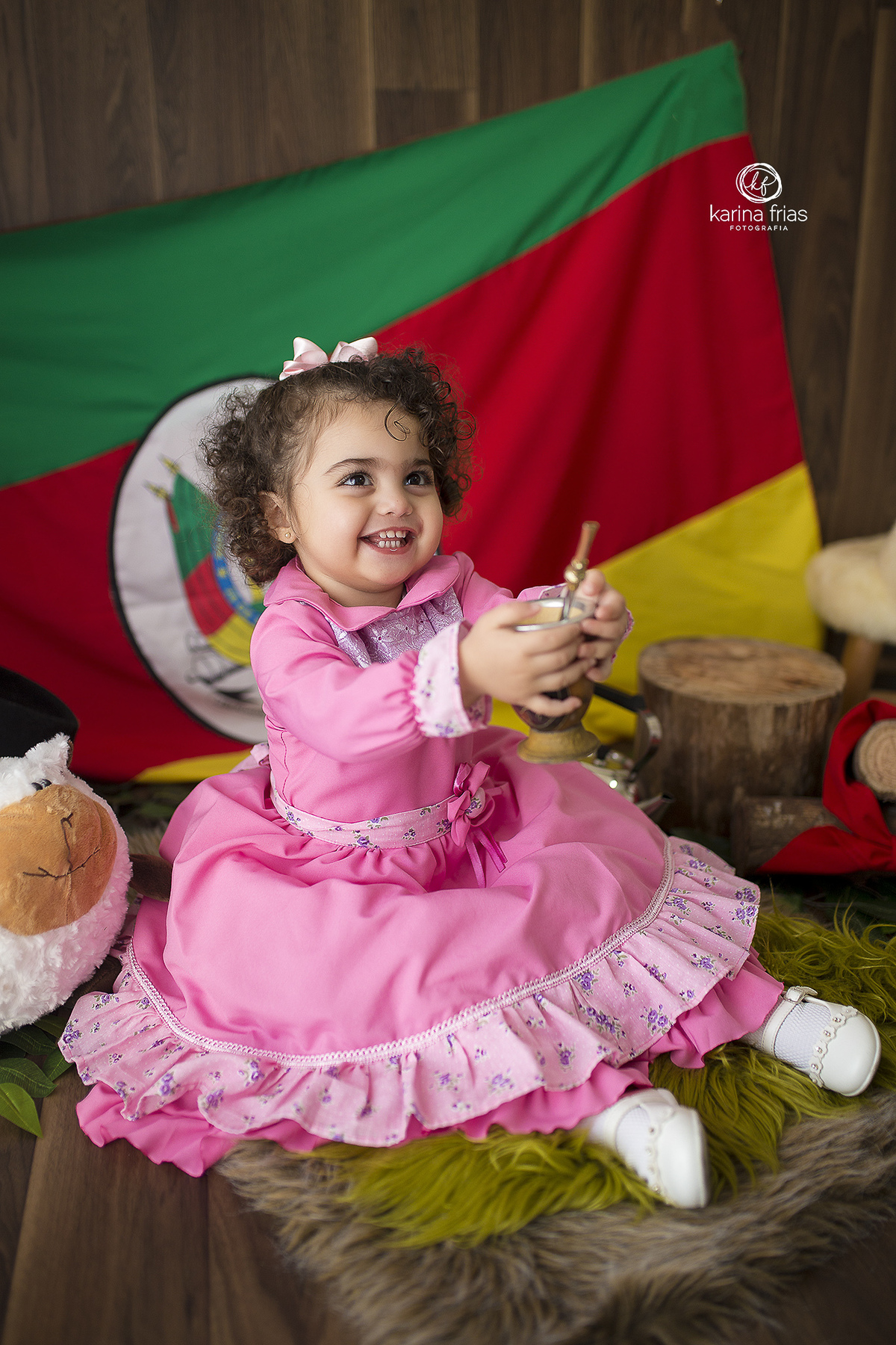 a menina oferece chimarrao aos pais durante o ensaio