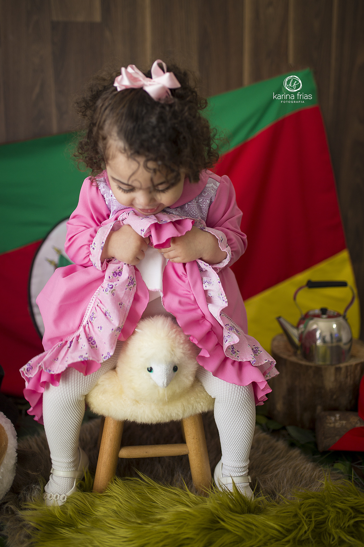 no ensaio infantil, a criança espia embaixo da saia para ver a ovelha