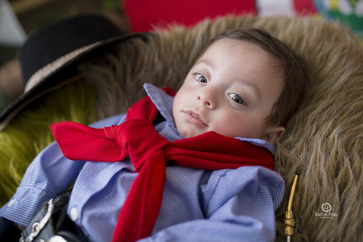 o bebe olha para a camera durante ensaio infantil
