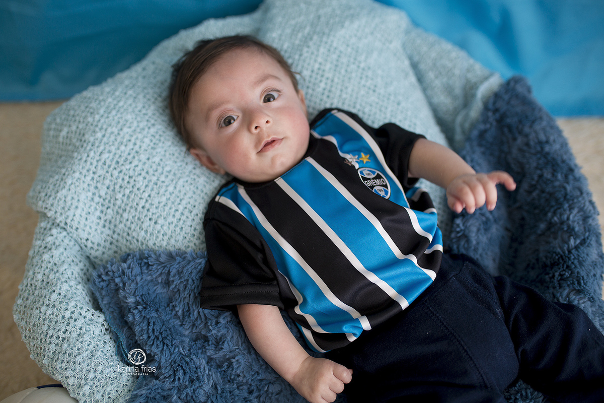 no ensaio de 06 meses, o bebe foi vestido com a camisa do gremio