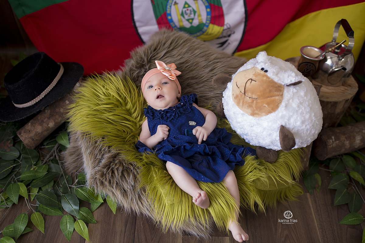 no ensaio infantil colocamos a bebe dentro de um cesto para as fotos do cenario farroupilha
