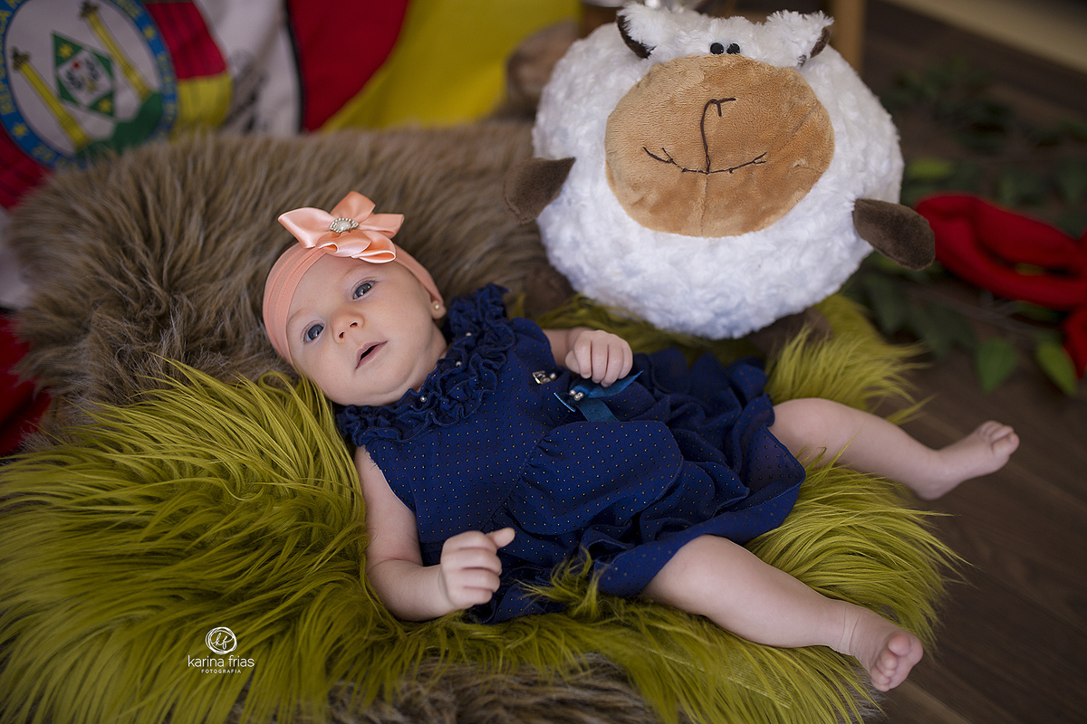 no ensaio infantil a menina esta deitada para as fotos