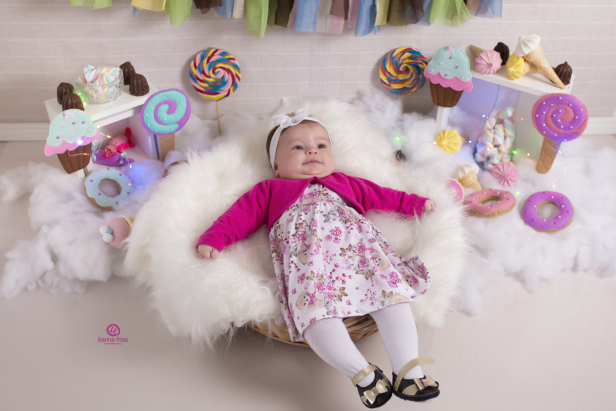 a bebe esta deitada no cenario de dia das crianças