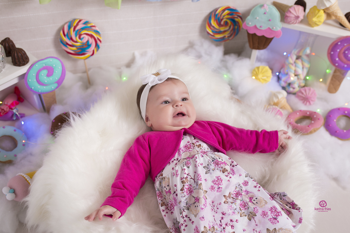no ensaio infantil a bebe sorri para a fotografa de familia de caxias do sul