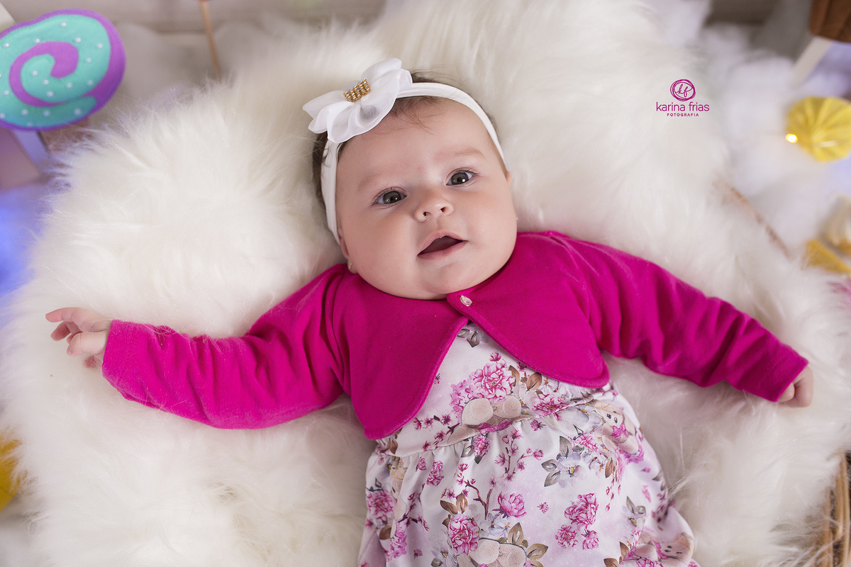 a bebe presta atençao na mae durante fotos infantis