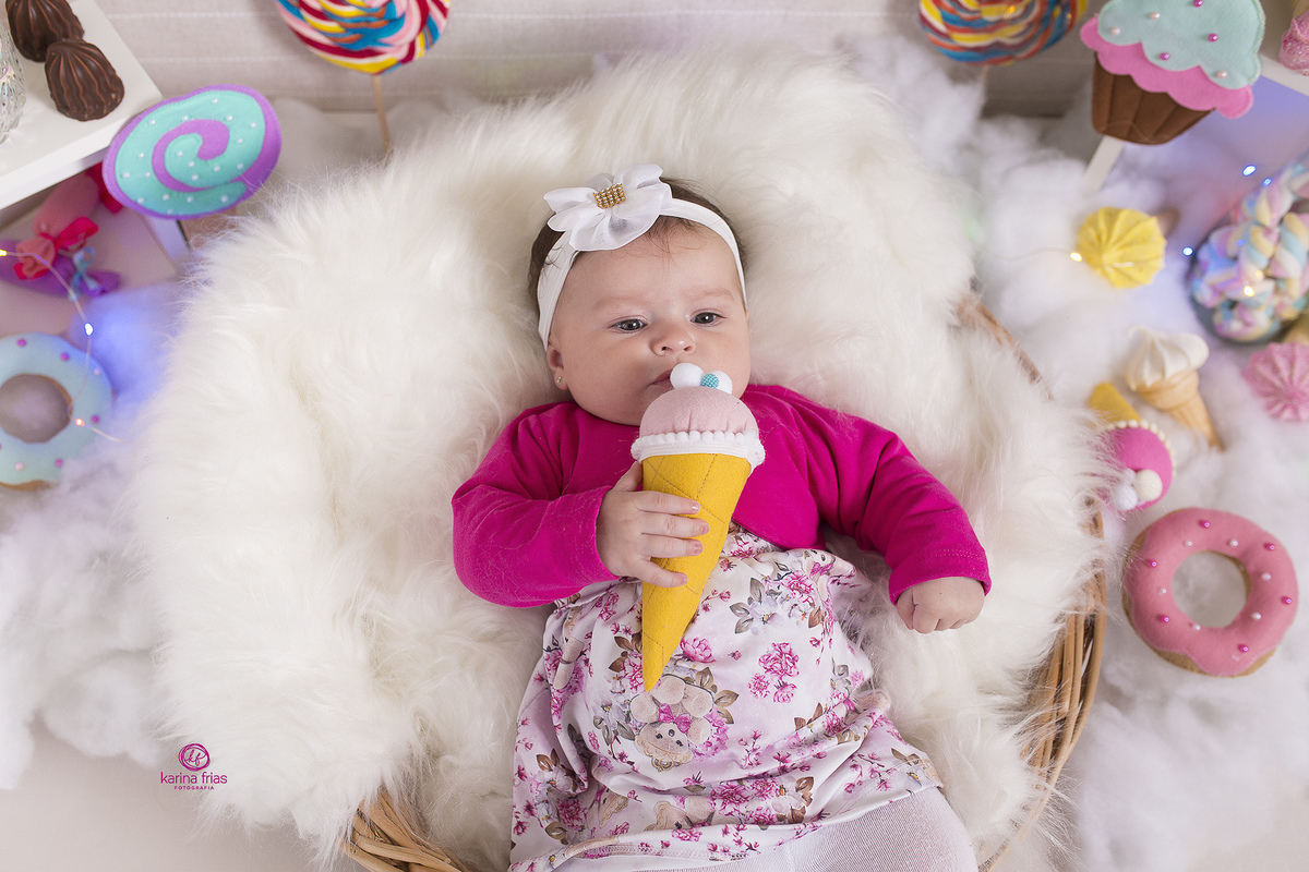 para o acompanhamento mensal utilizamos doces de brincadeira para a montagem do cenario