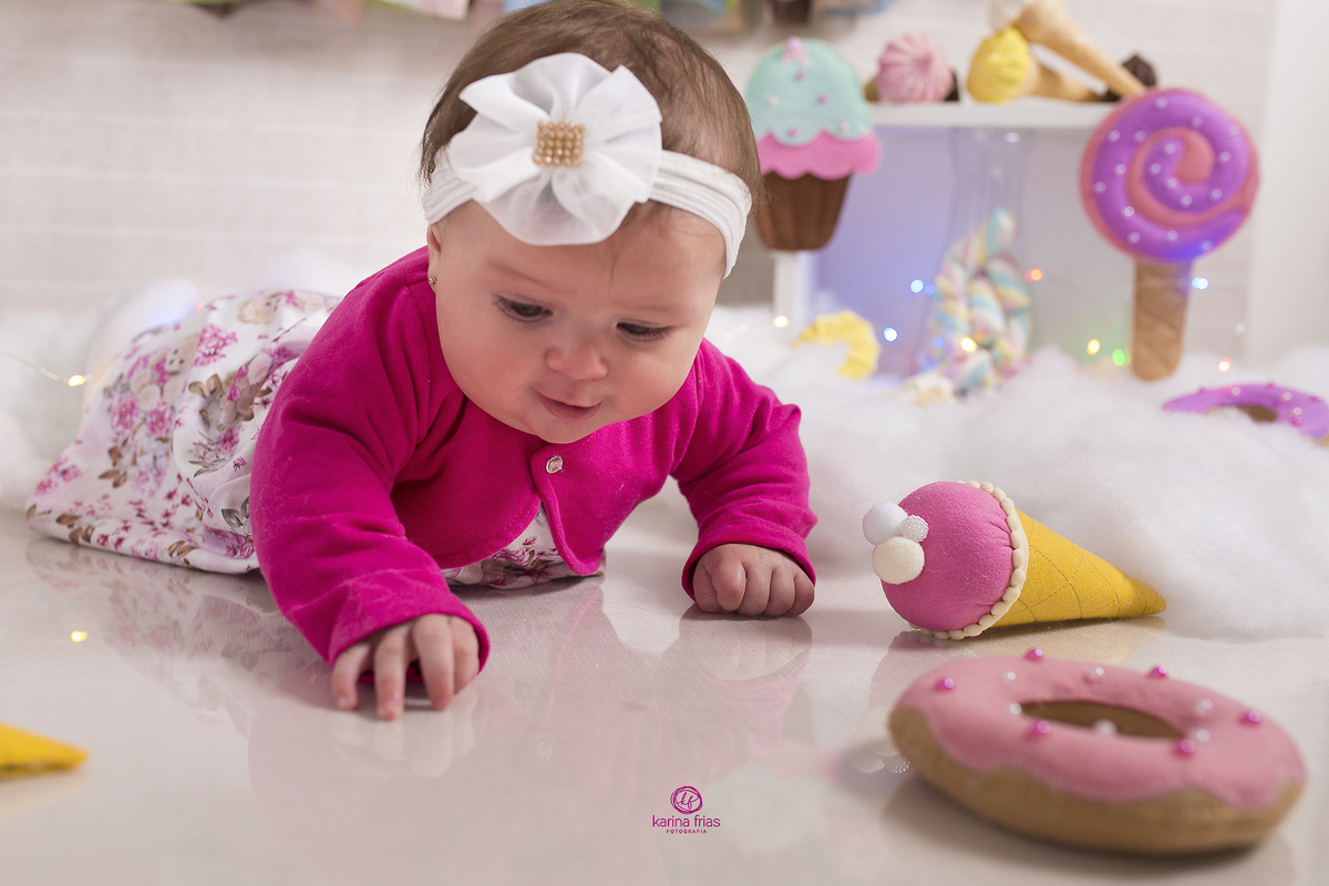 na sessão de dia das crianças a bebe brinca com os doces