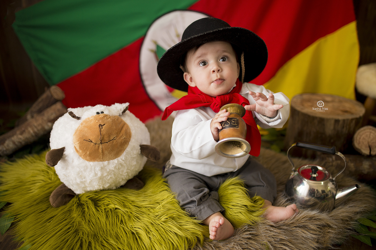 o bebe brinca no cenario de gaucho para as fotos mensais de bebes