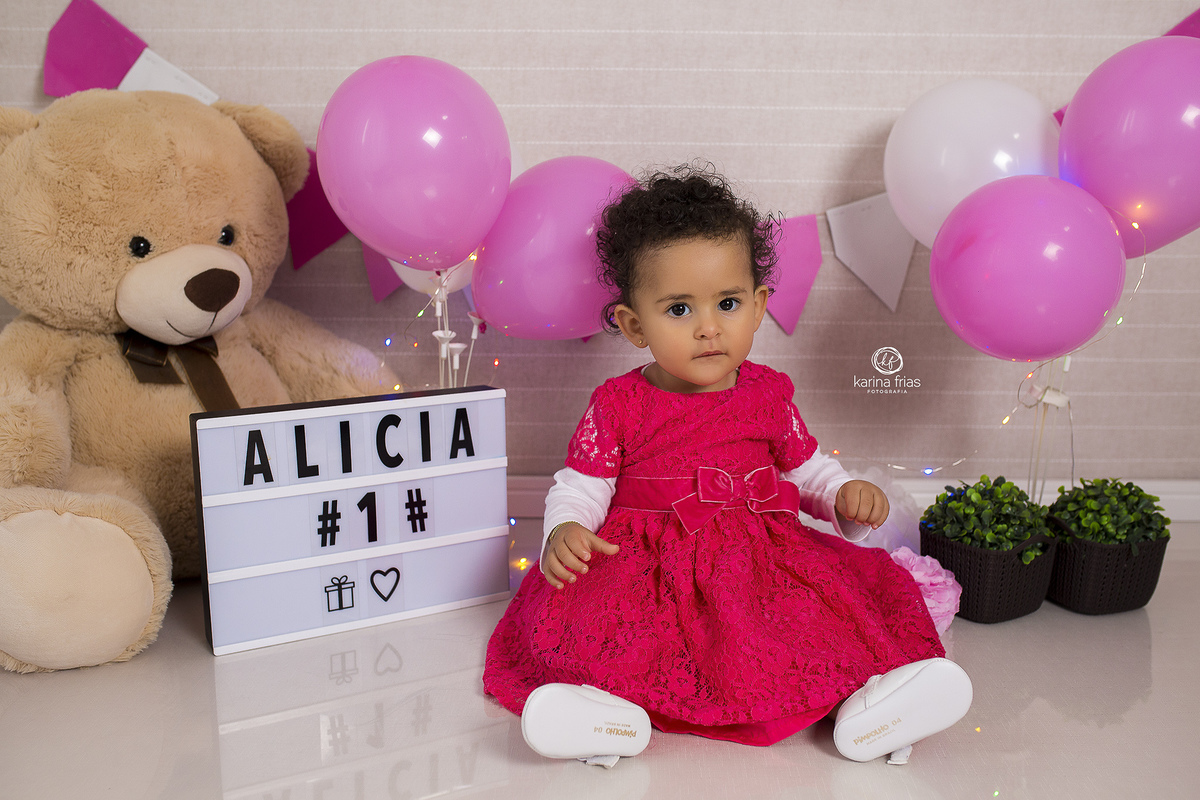 a bebe esta sentada para as fotos do seu aniversario