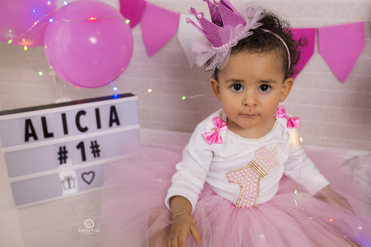 a bebe olha atenta para a fotografa infantil de caxias do sul, rs