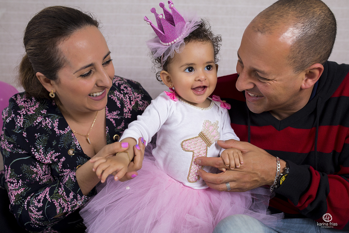 os pais abraçam a filha durante a sessão smash