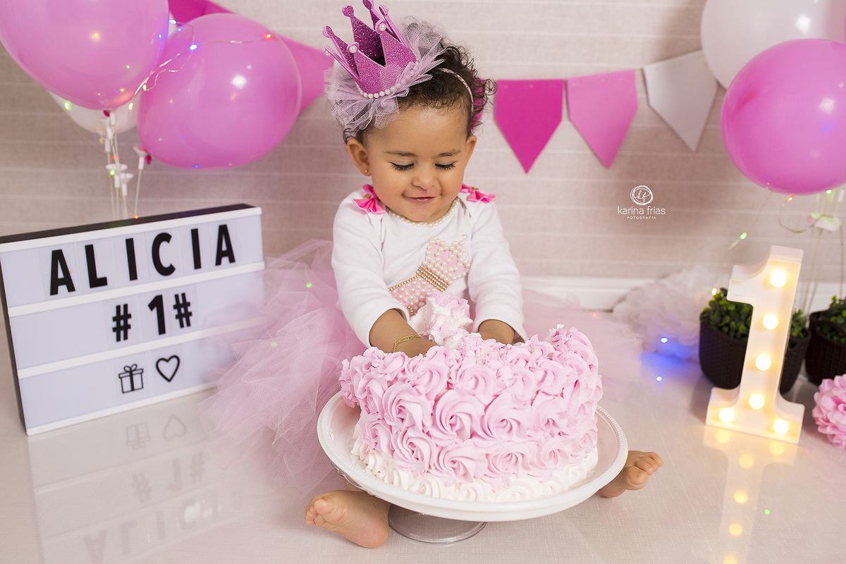 no ensaio smash a bebe poe as mãos no bolo