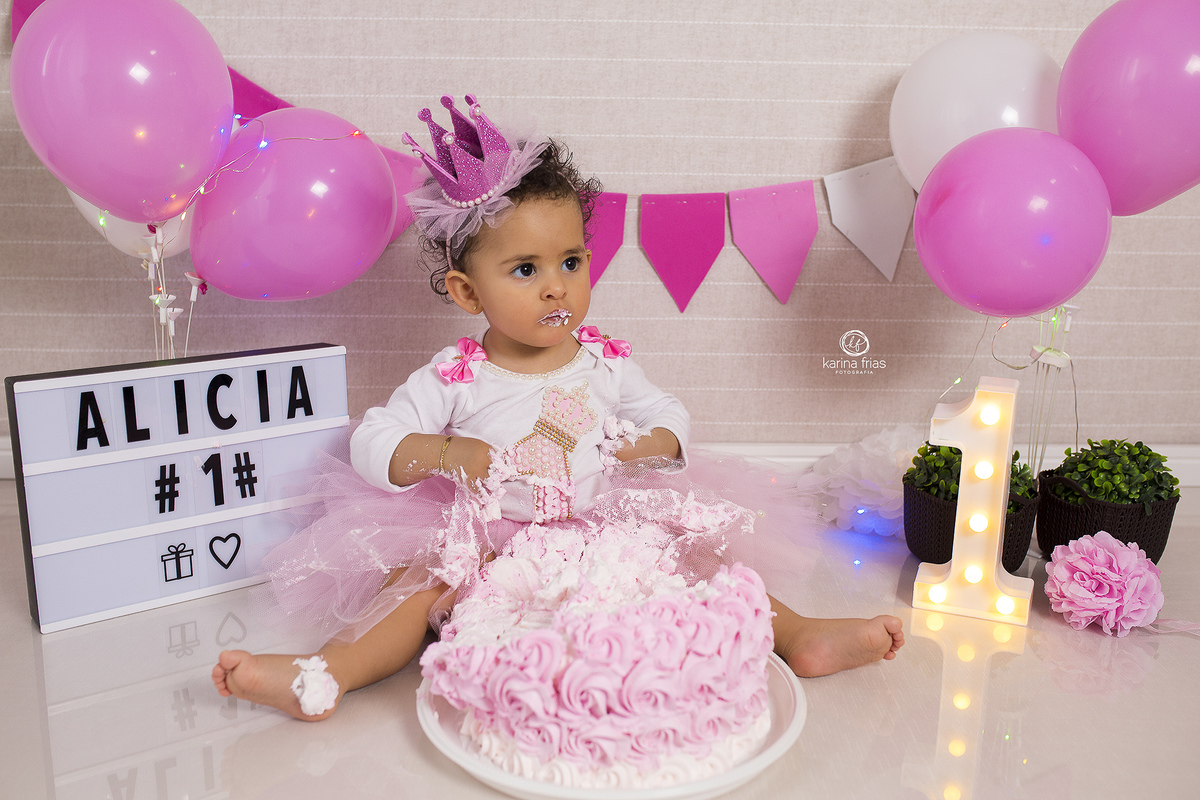 a bebe começa a sujar durante a sessão com o bolo