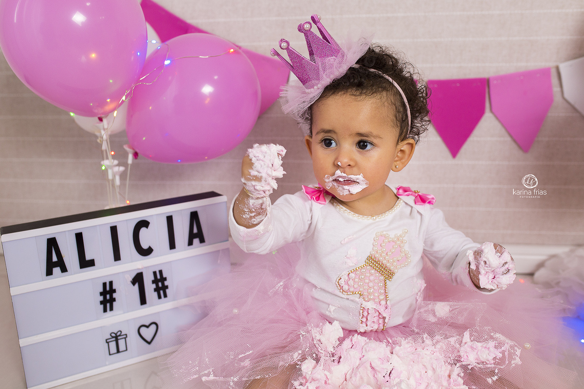 no ensaio infantil a menina mostra a mao suja