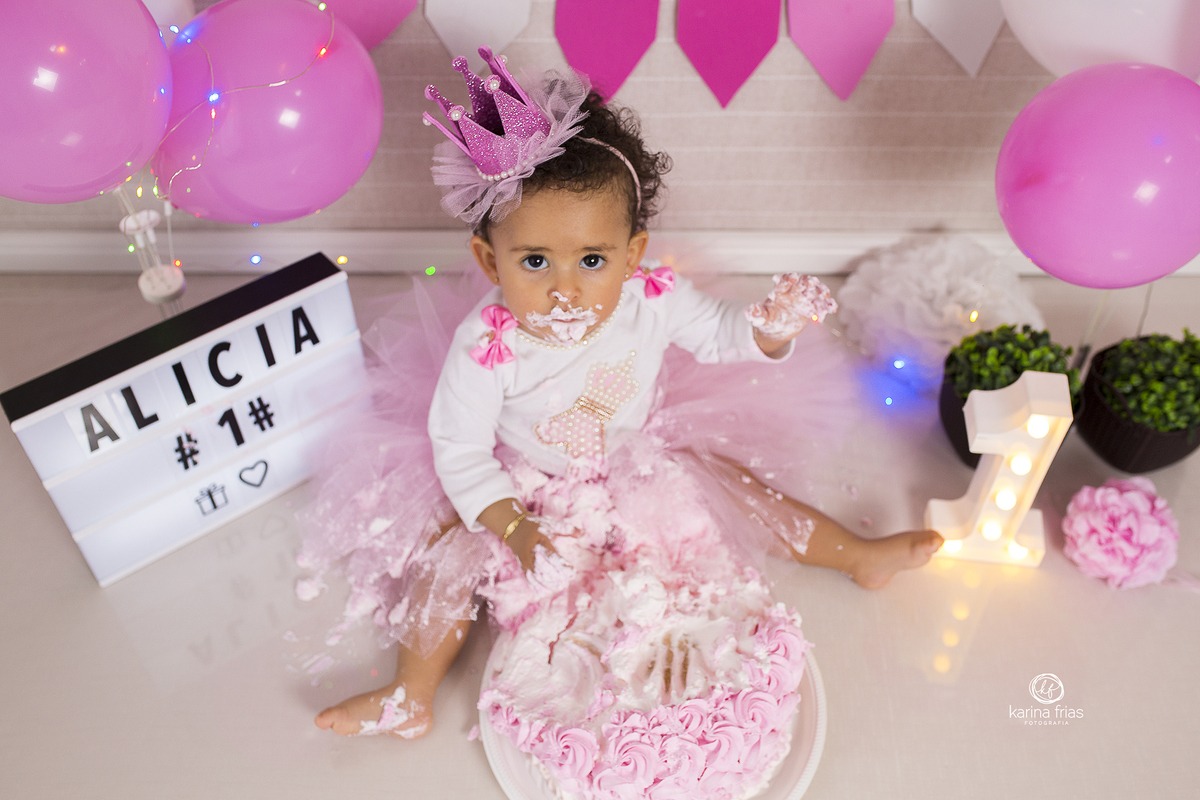 a menina olha para cima na sessão infantil