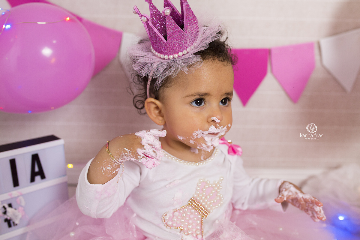 a menina esta suja para as fotos com o bolo
