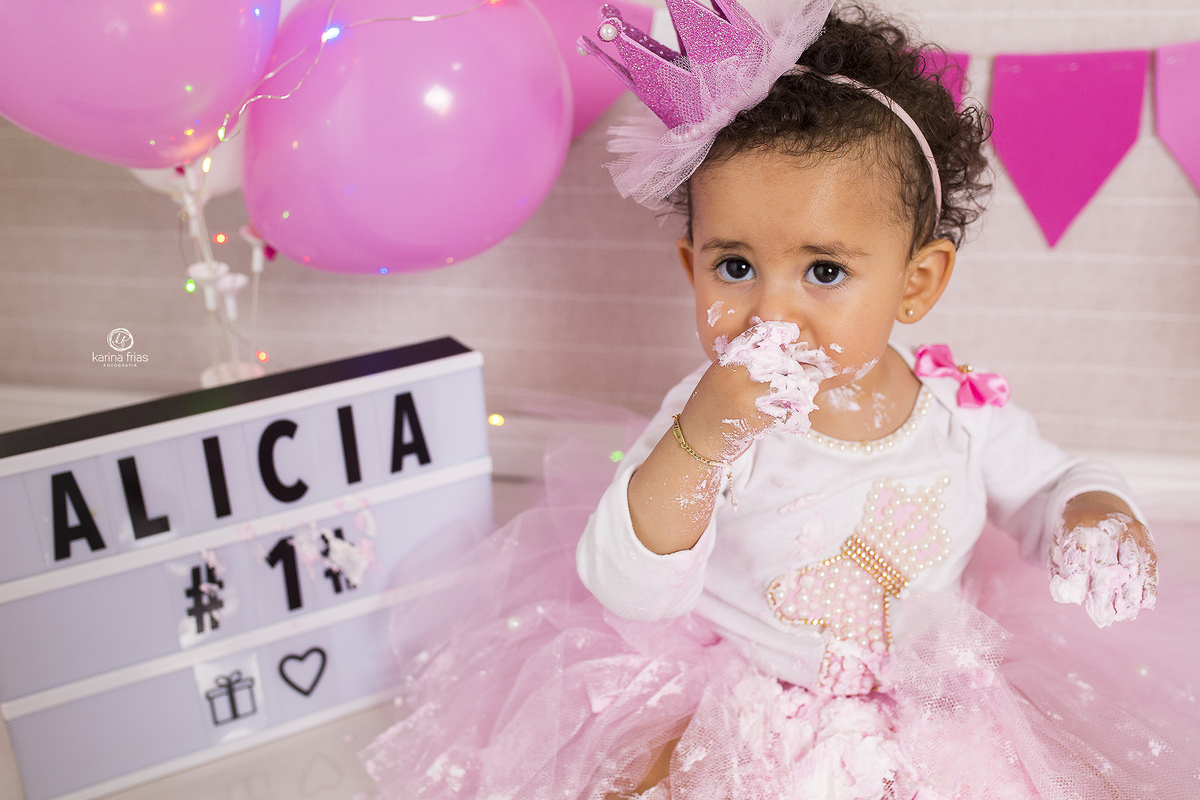 no ensaio de esmagar o bolo, a bebe se sujou toda