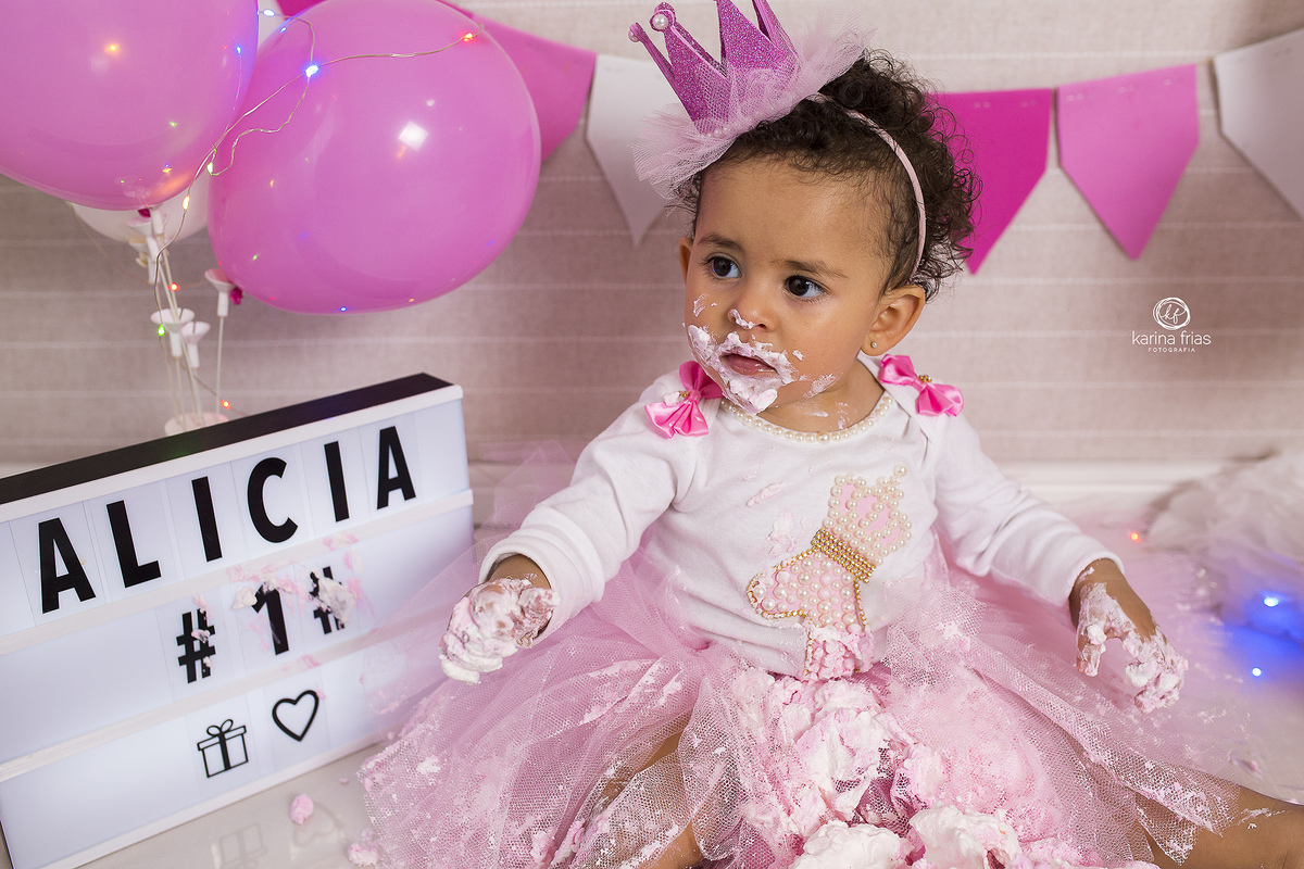 a menina suja todo o cenario na sessão de esmagar o bolo.