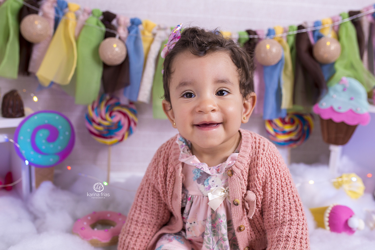 a menina sorri para a fotografa de familia de caxias do sul, karina frias