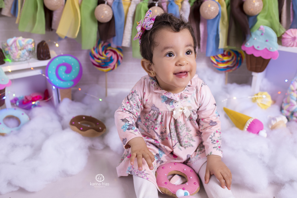 a menina se diverte na sessão de fotos infantil