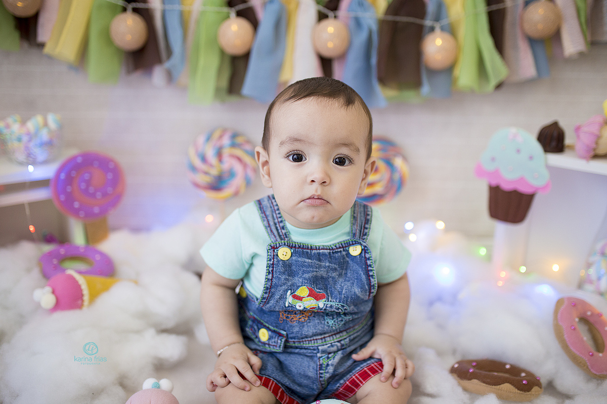 no ensaio infantil o bebe olha para a camera