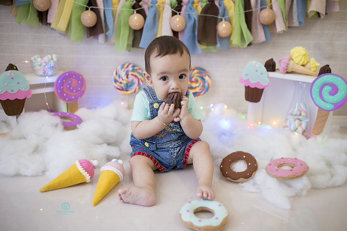 o bebe come um doce nas fotos de dia das crianças