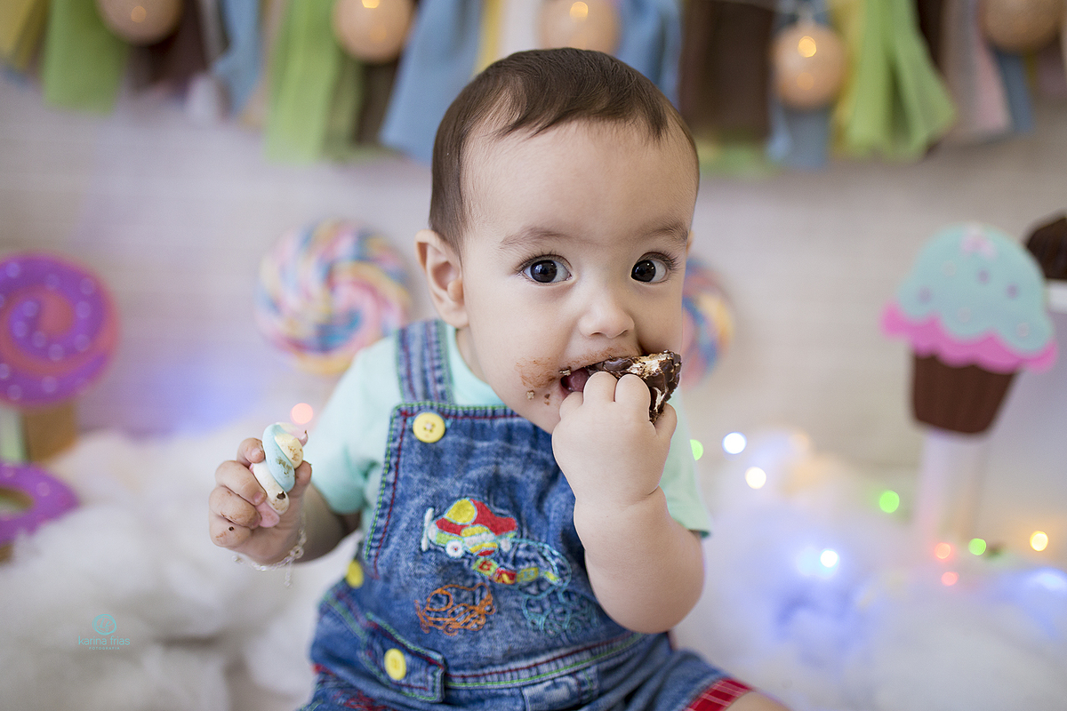 o bebe  se diverte durante as fotos infantis