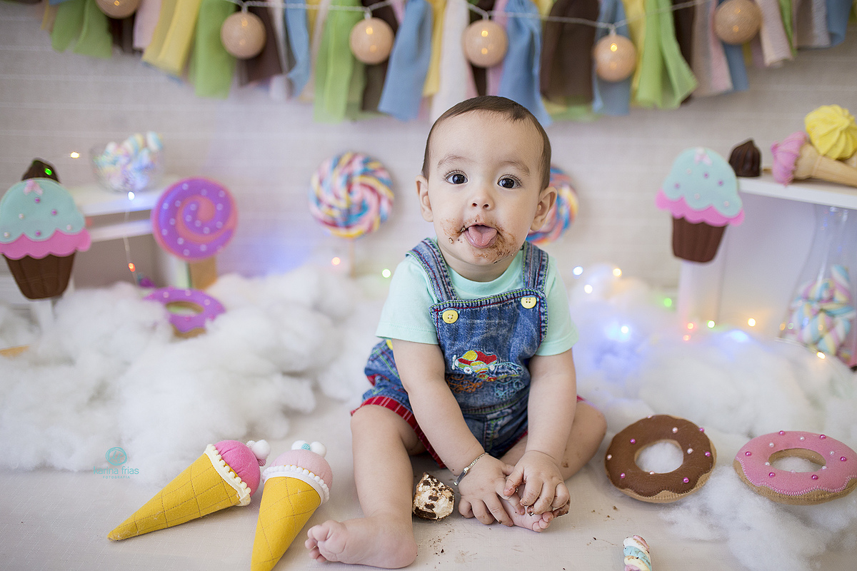 o menino mostra a lingua para a fotografa de familia de caxias do sul, rs