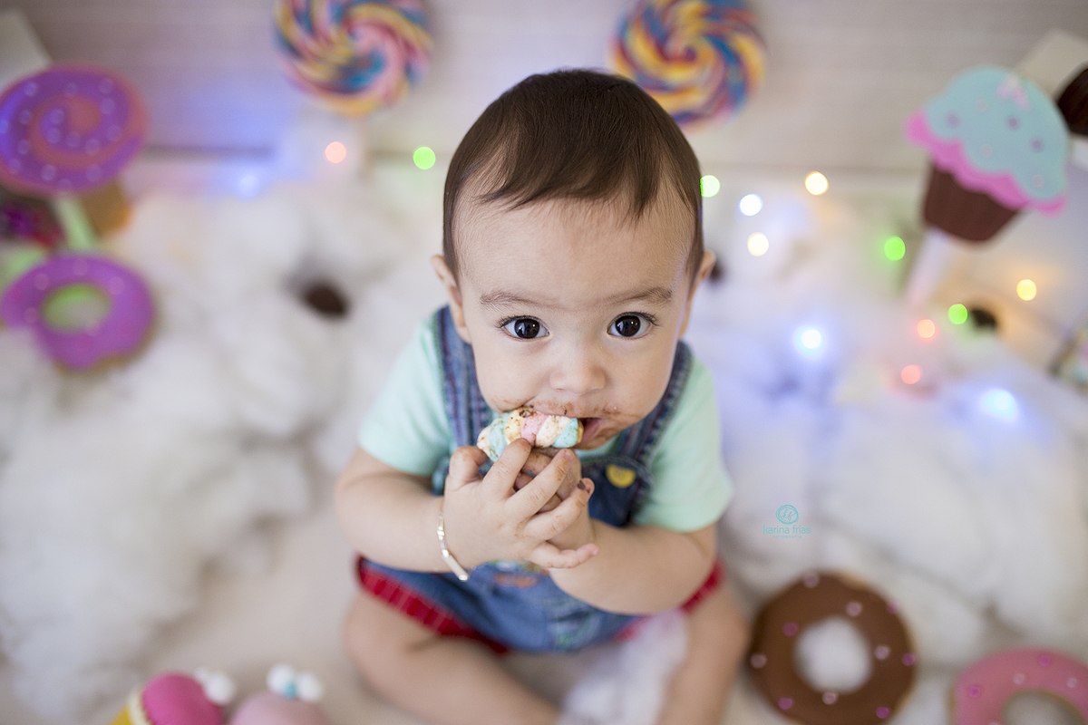 no ensaio infantil, o bebe come doces