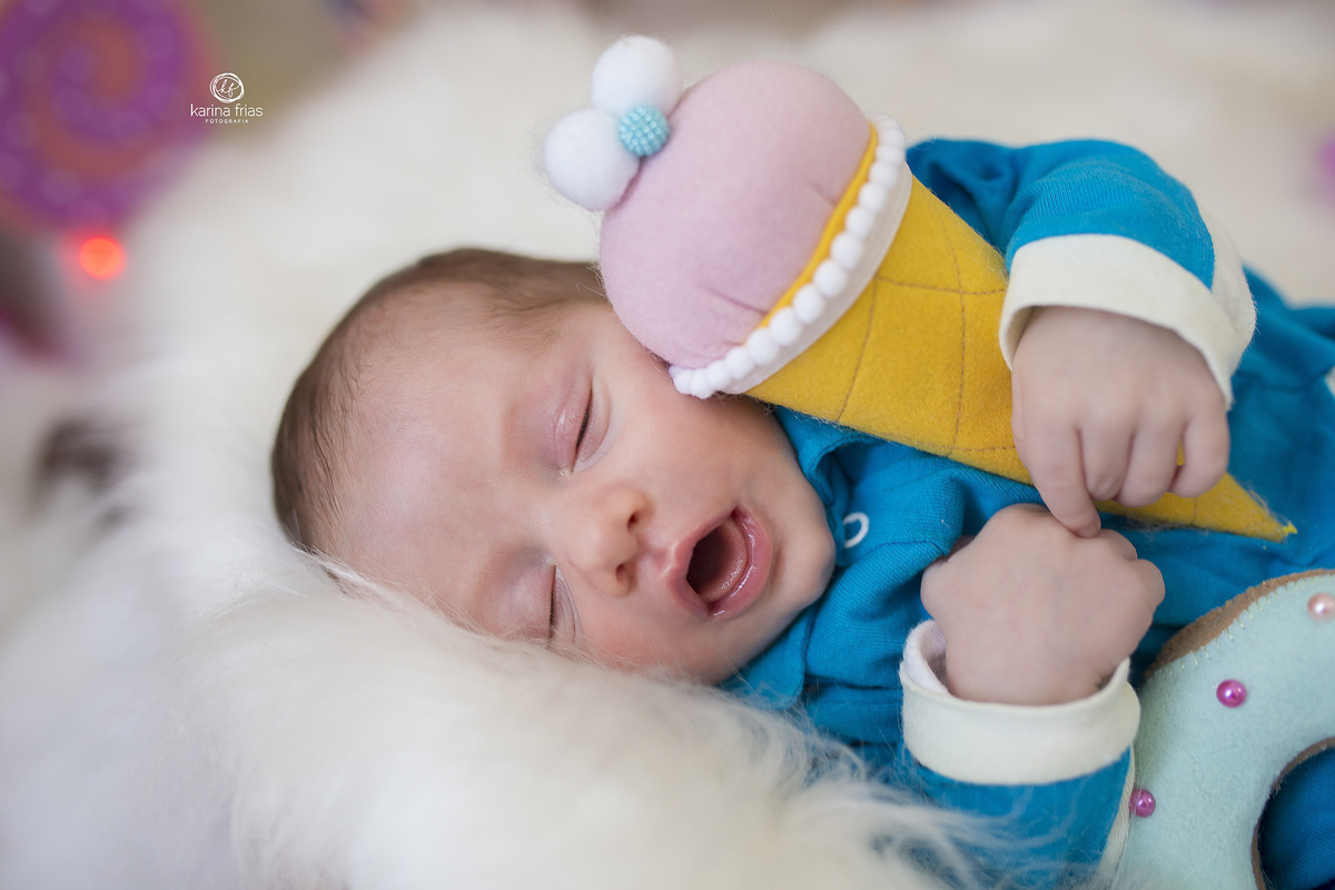 no ensaio de dia das crianças o menino abre a boca de sono