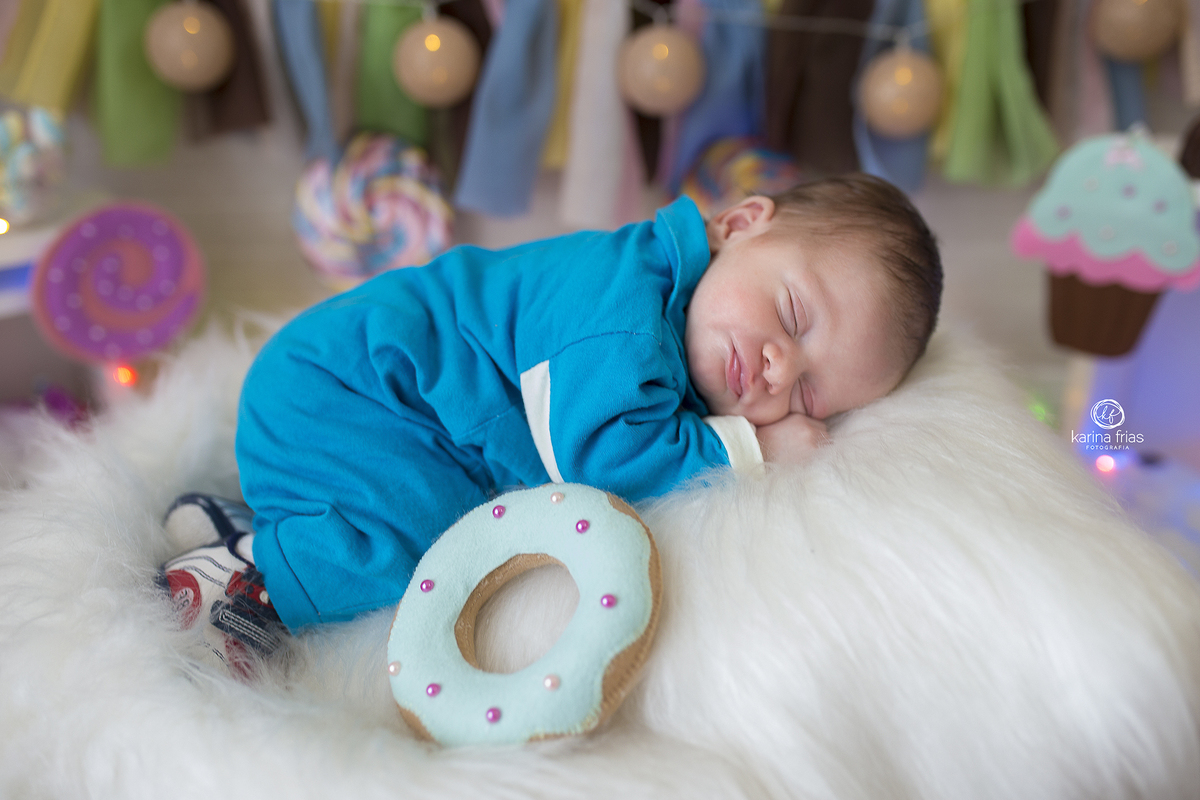 o menino dorme durante a sessão de acompanhamento mensal