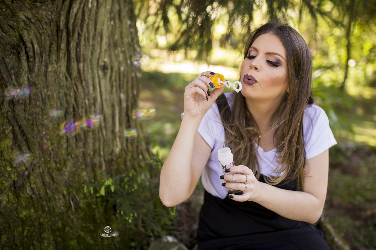 a modelo faz bolhas de sabao no ensaio pessoal