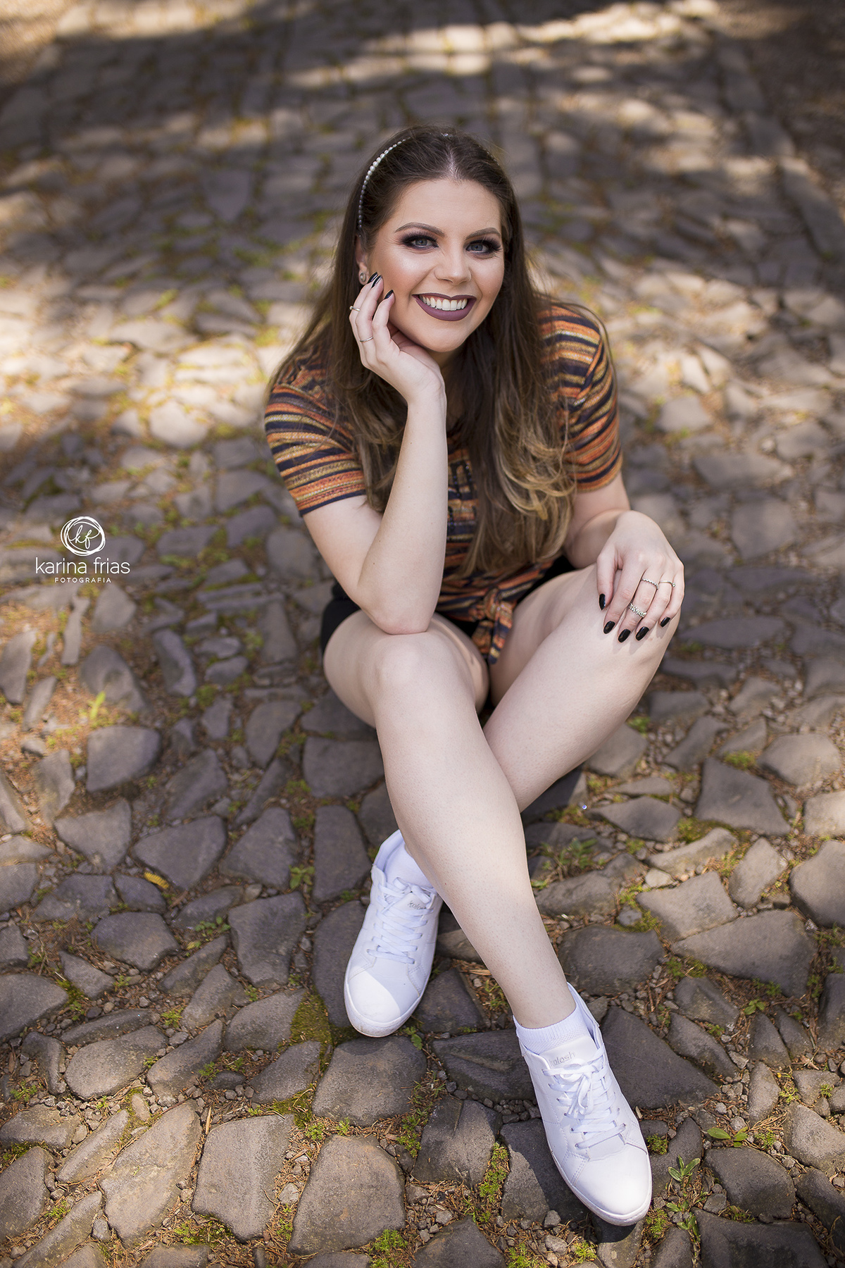 a modelo olha para a fotografa de caxias do sul, karina frias