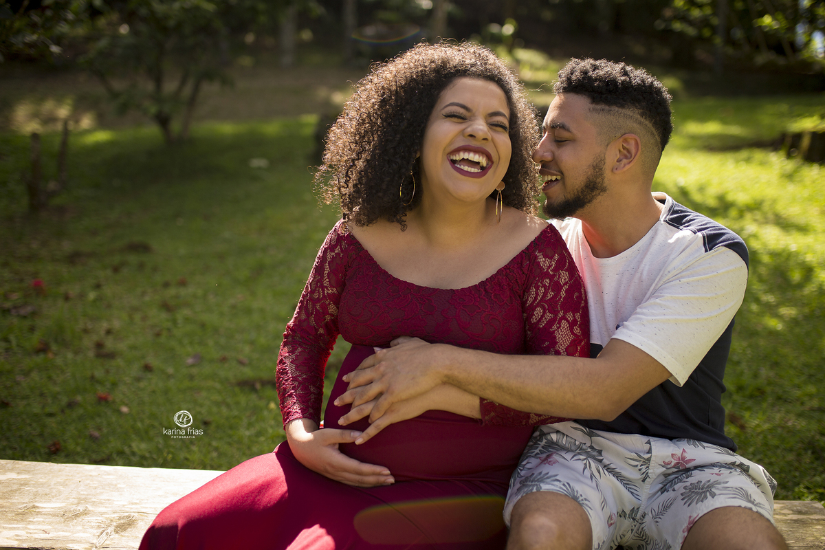 os pais brincam durante ensaio de gestante