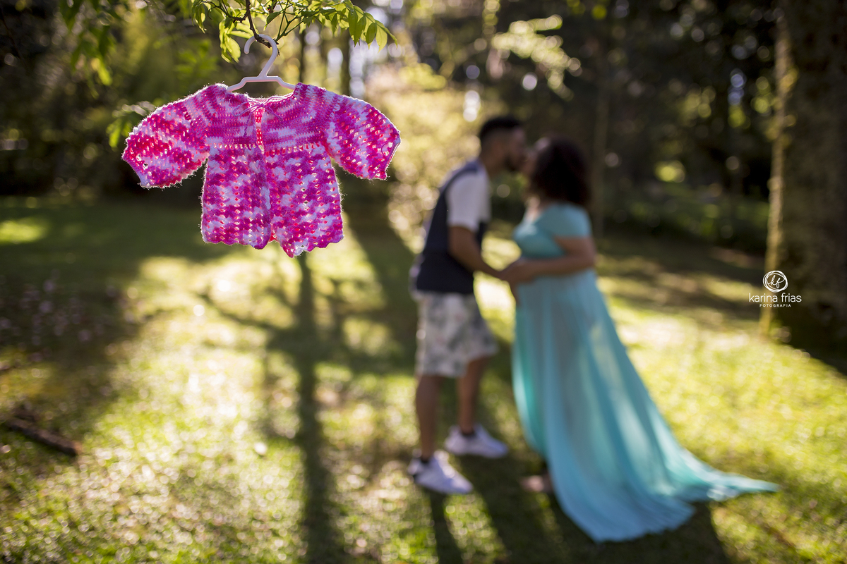 os pais ficam ao fundo enquanto a fotografa de familia de caxias do sul, karina frias registra o momento