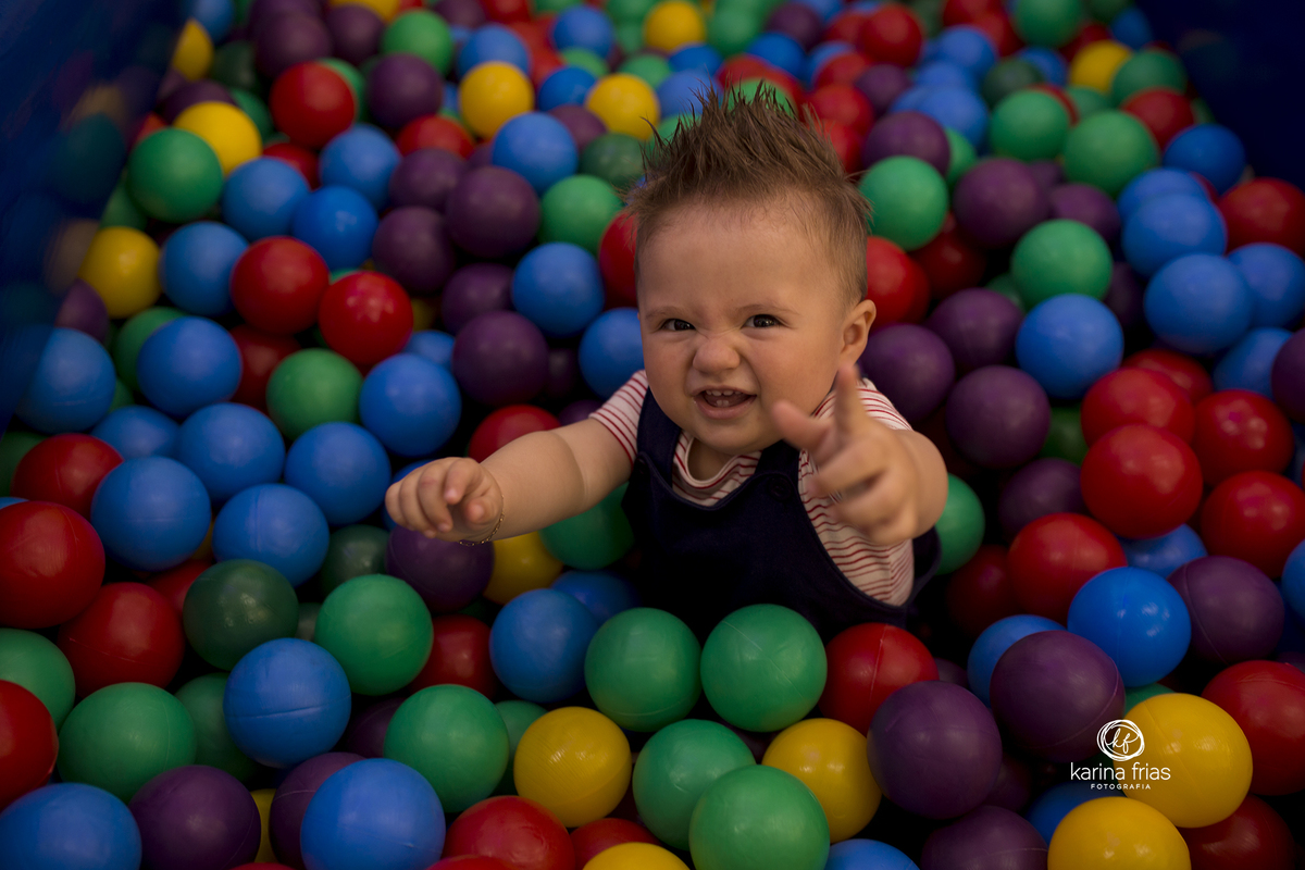 o bebe esta dentro da piscina de bolinhas