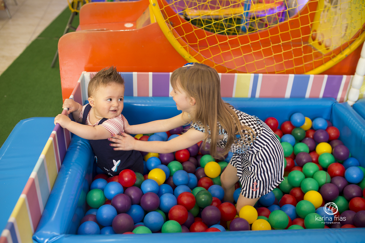 as crianças brincam durante a festa de aniversario