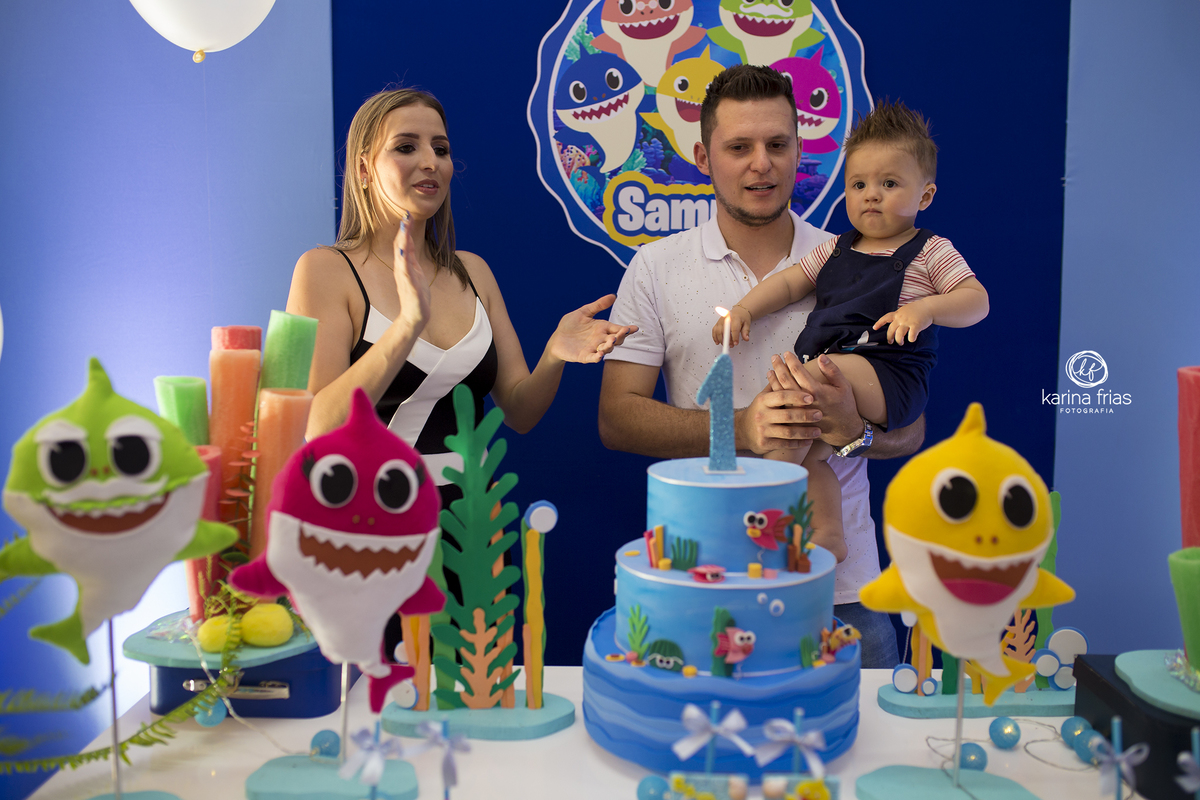a familia canta parabens na festa de aniversario