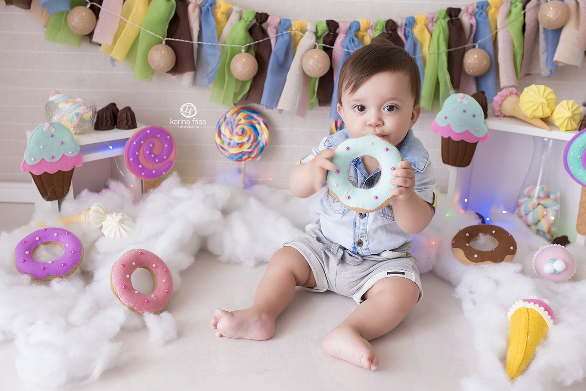 o menino segura o donuts para as fotos de dia das crianças