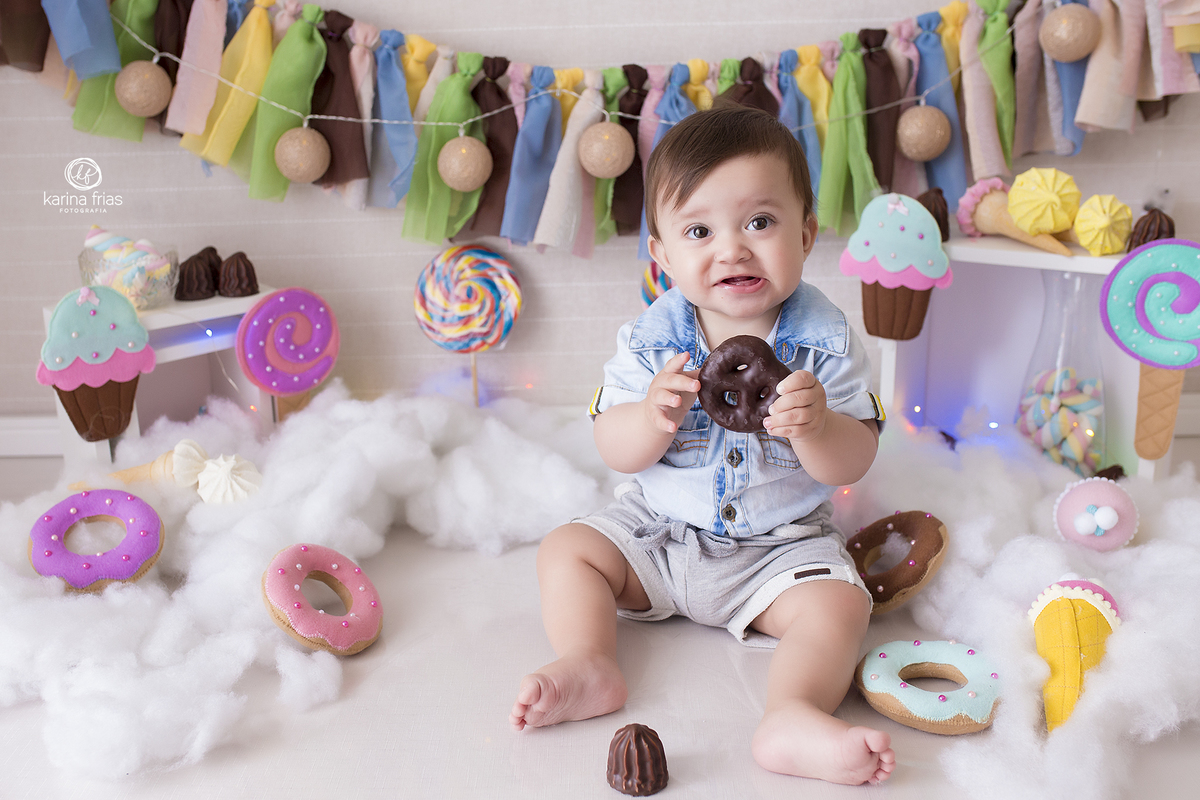 o menino come uma rosquinha durante ensaio infantil