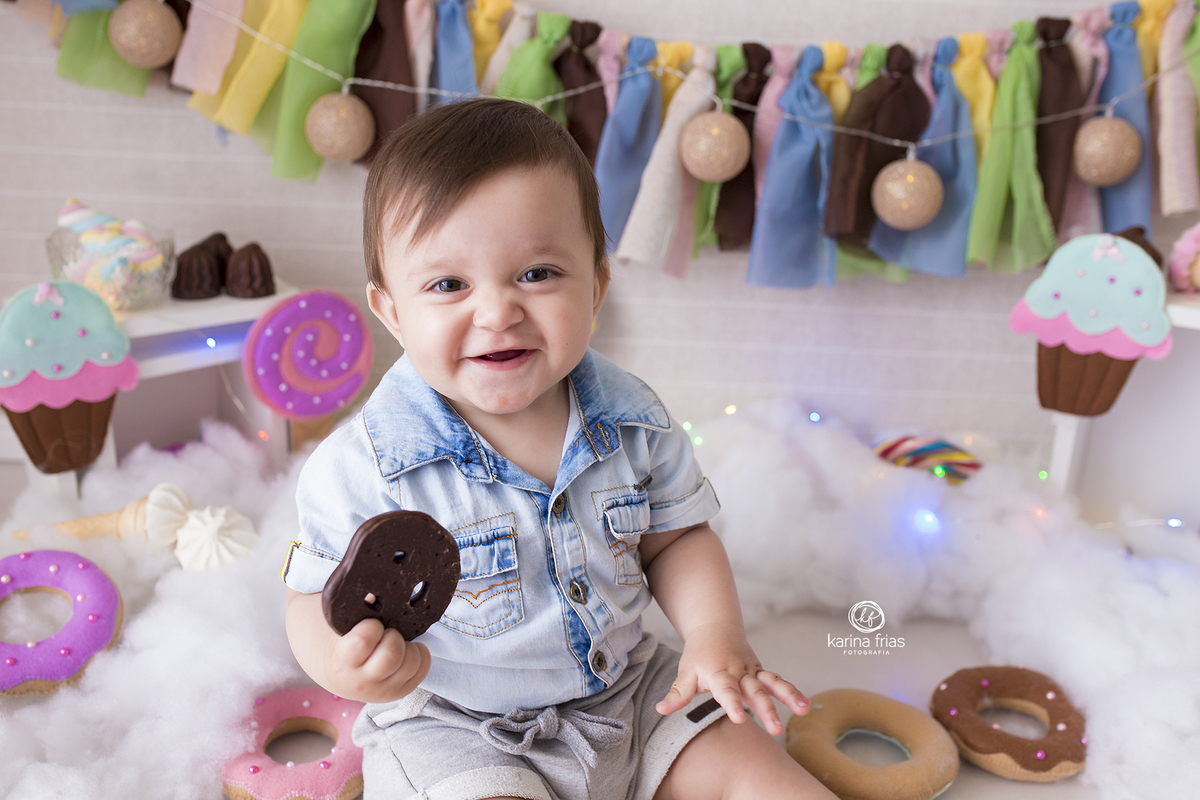o bebe olha para a fotografa de familia de caxias do su, karina frias