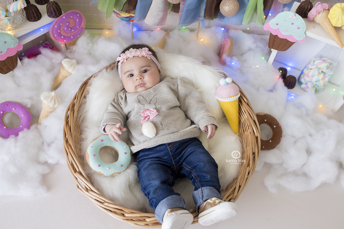 a menina esta deitada para as fotos mensais