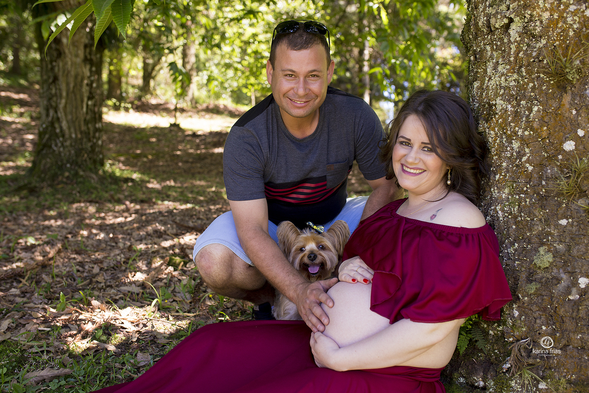 os pais levam o cachorrinho para as fotos de gestante em caxias do sul