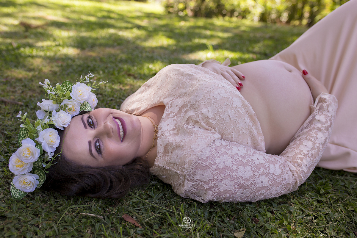 a gestante esta deitada enquanto a fotografa de gestante de caxias do sul bate as fotos