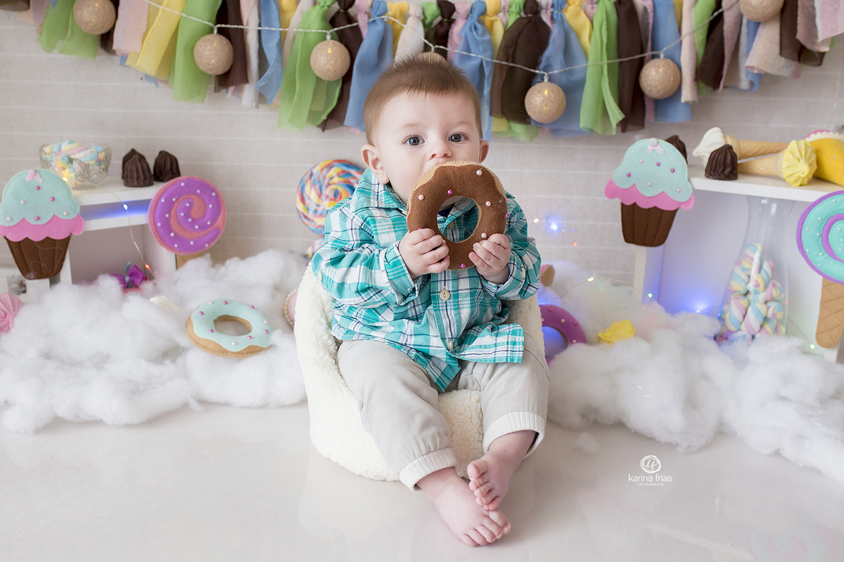 no ensaio infantil utilizamos doces para compor o cenario