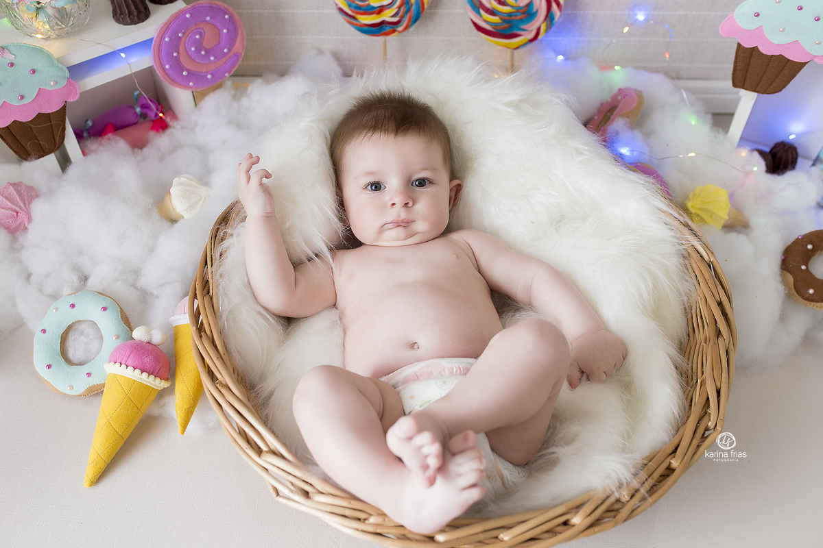 o bebe esta pelado para a sessão de fotos